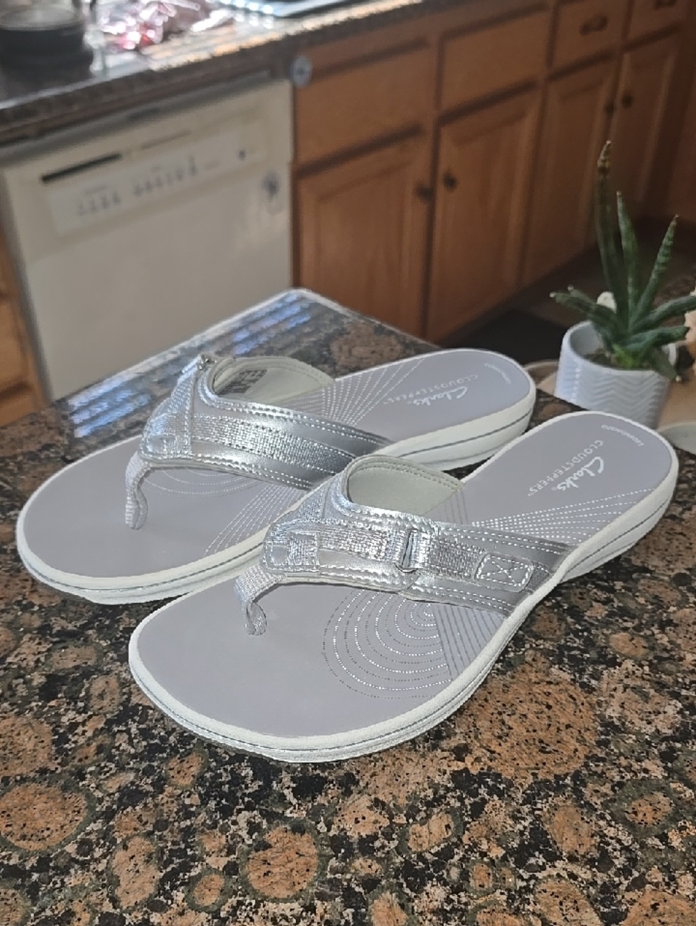 BRAND NEW Clarks BREEZE SEA Sandals for Women SILVER METALLIC 7.5M